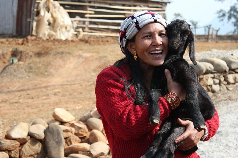 Dil Kumari Bishwakarma Nepalista sylissään musta kili iloitsee saamastaan avusta.