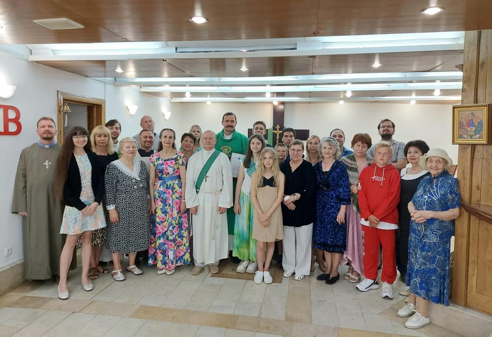Saratovin seurakuntalaisia ja papit