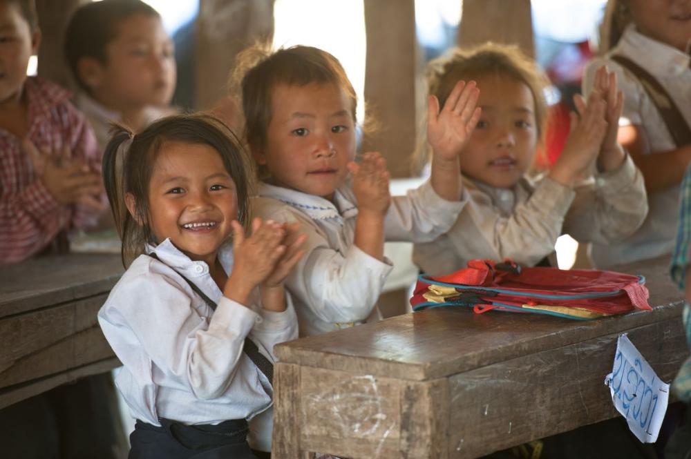 Nepalilaiset lapset taputtaa koulussa