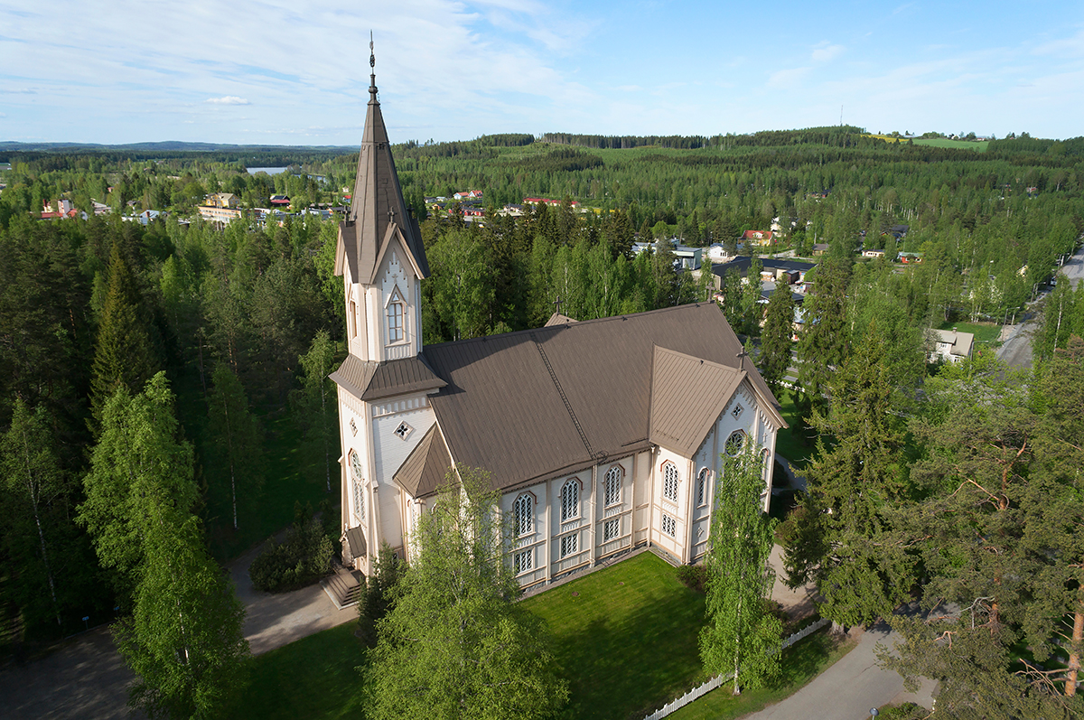 Hankasalmen kirkko kuvattuna ylhäältä.