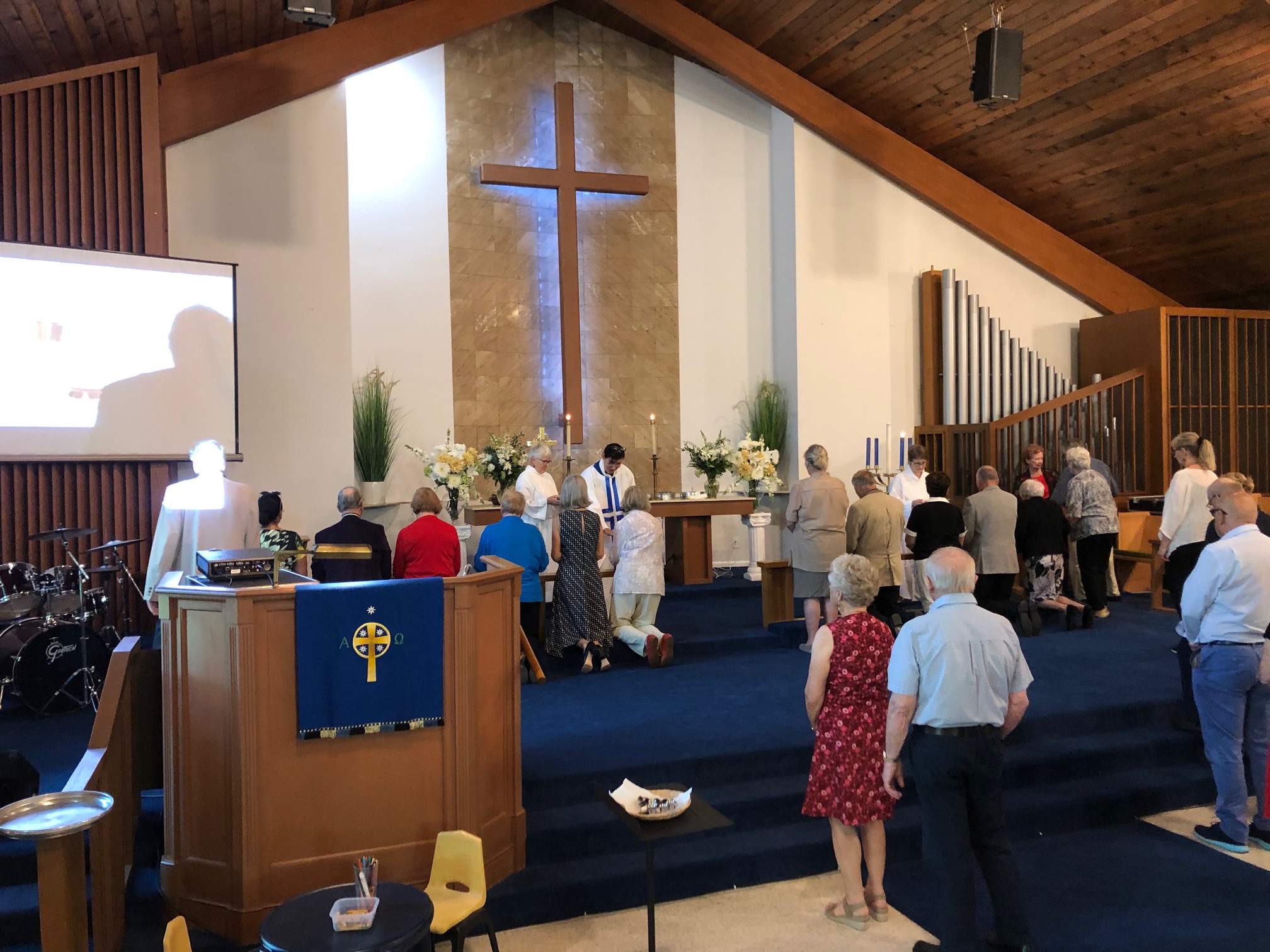 ihmisiä ehtoollisella St Andrewsin seurakunnan jumalanpalveluksessa