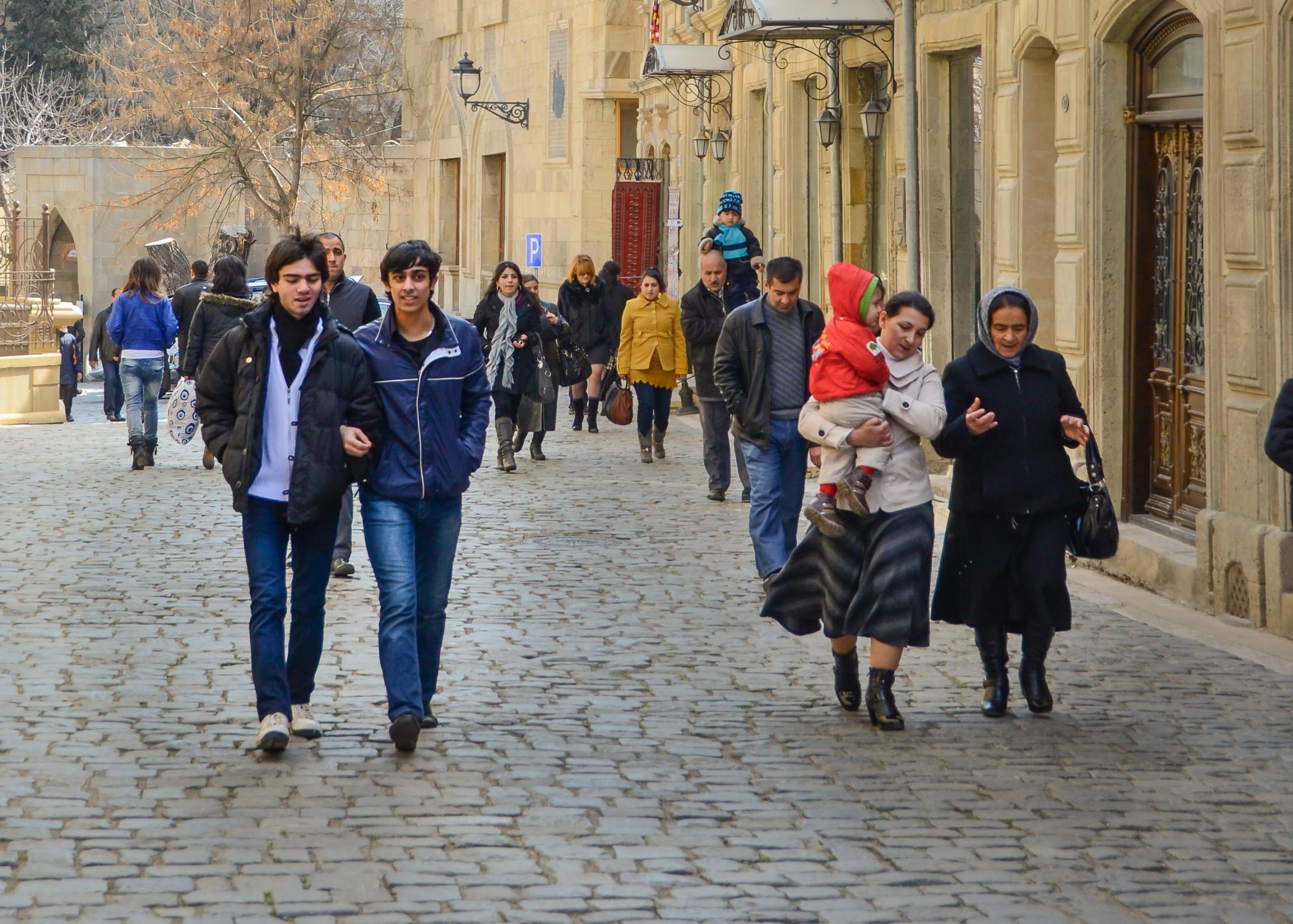 Kaukasialaisia ihmisiä kadulla kävelemässä
