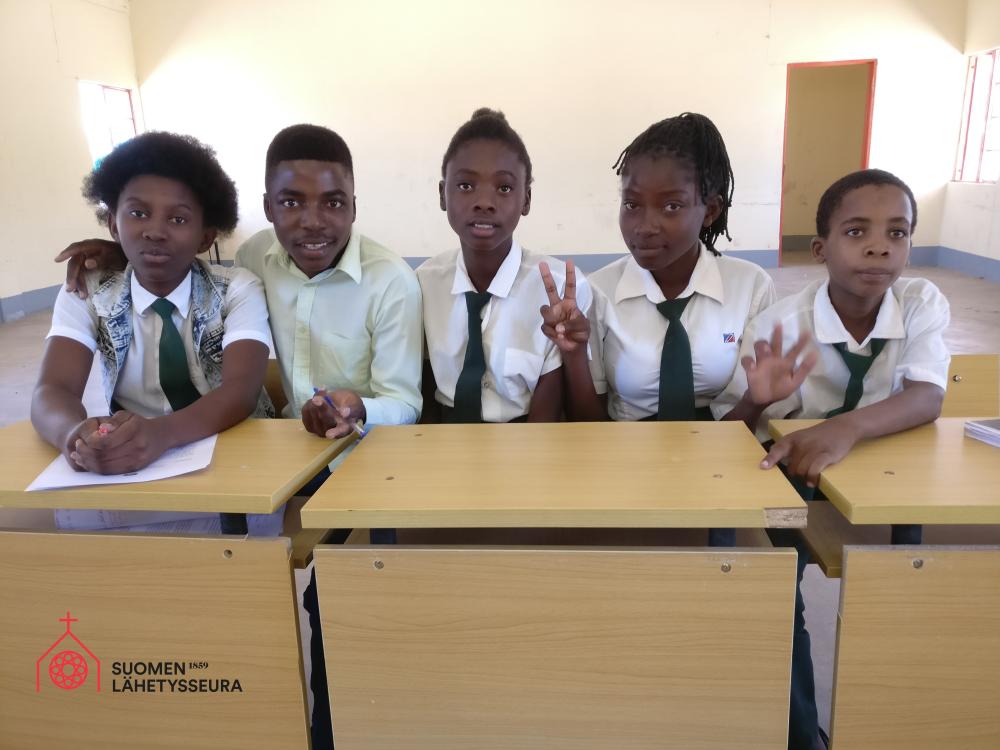 Angolalaisia nuoria Martin Luther -koulussa
