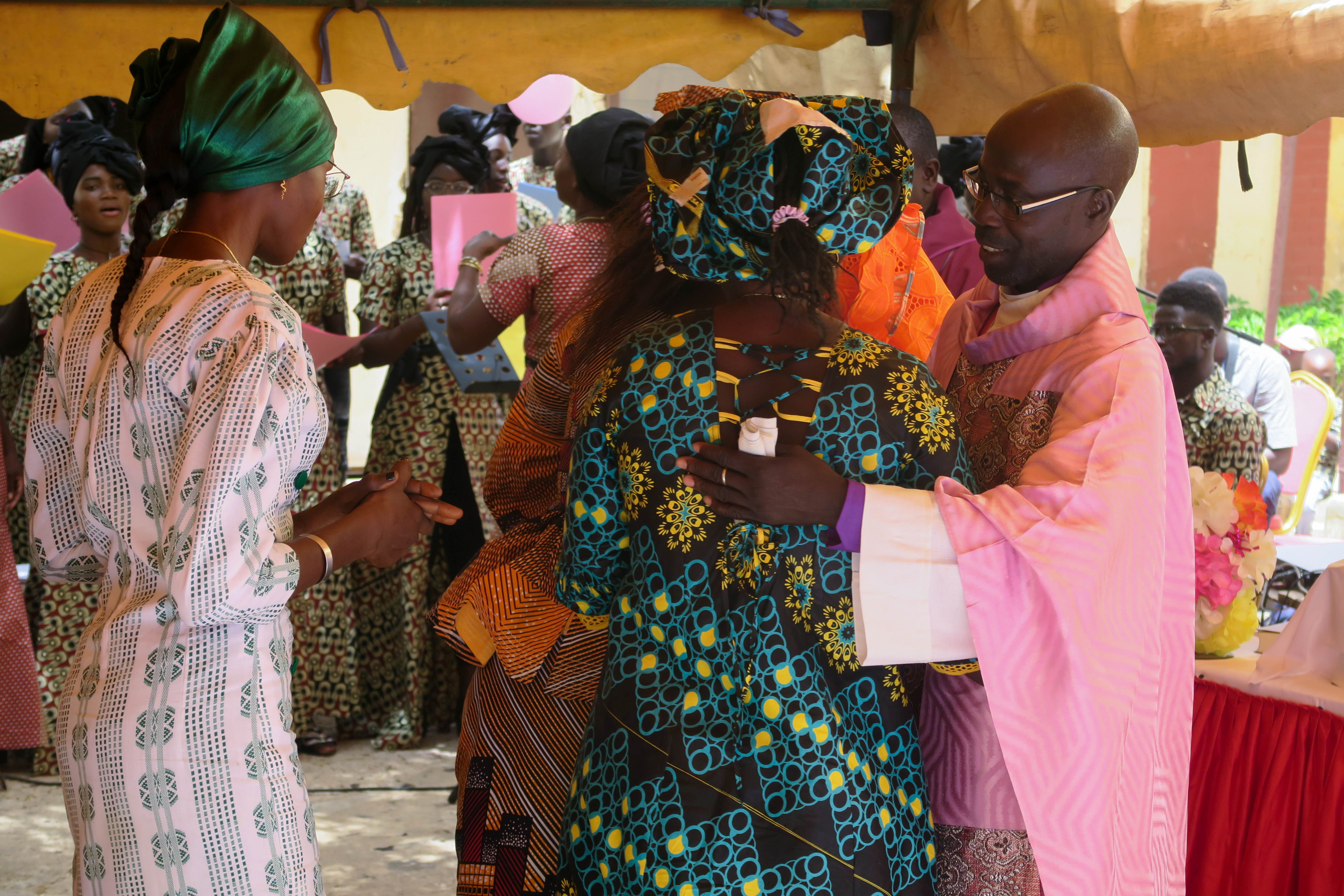 Senegalilaisia naisia juhla-asuissaan kirkossa