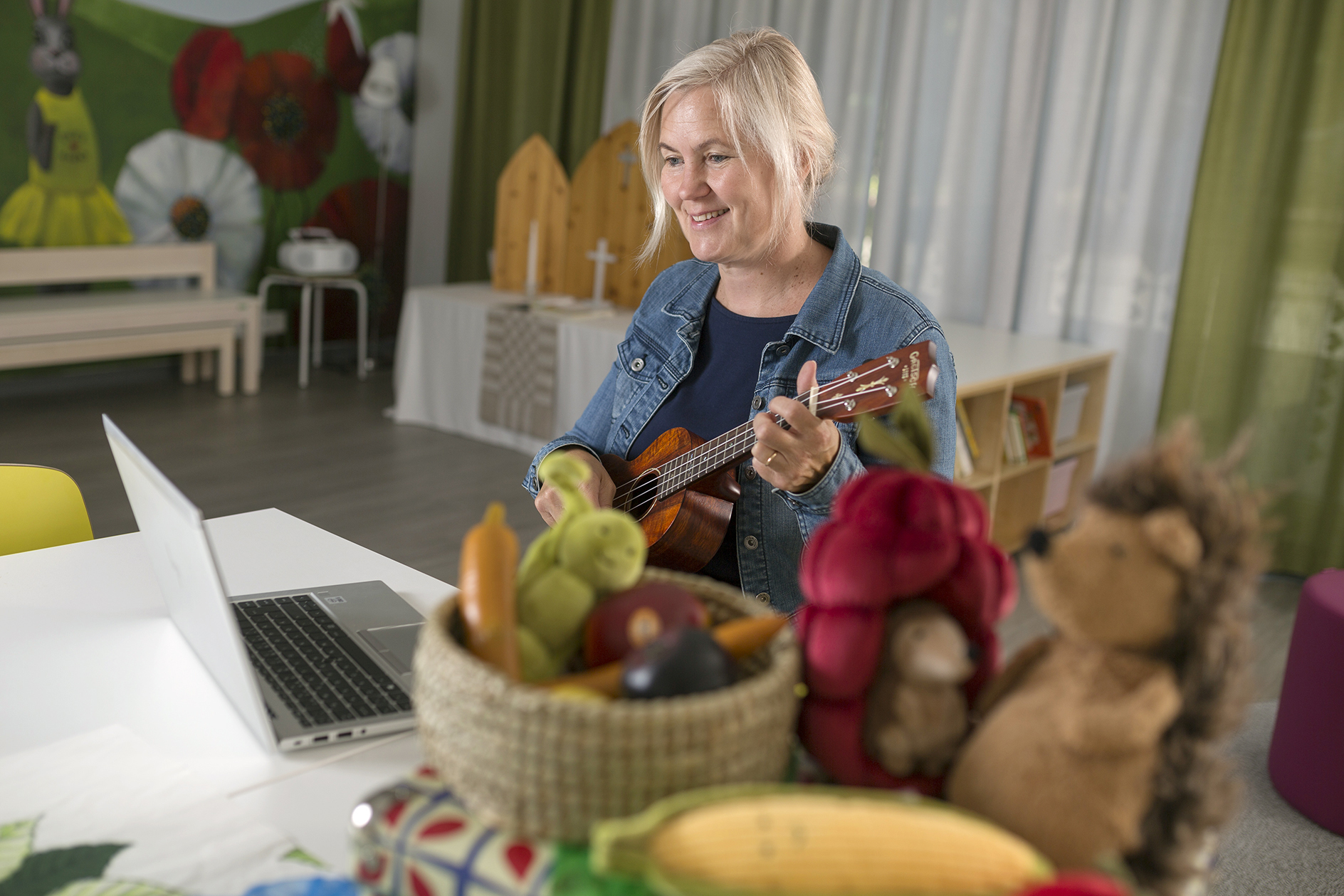 varhaisiän musiikkikasvattaja Terhi Hassinen soittaa ukulelea.