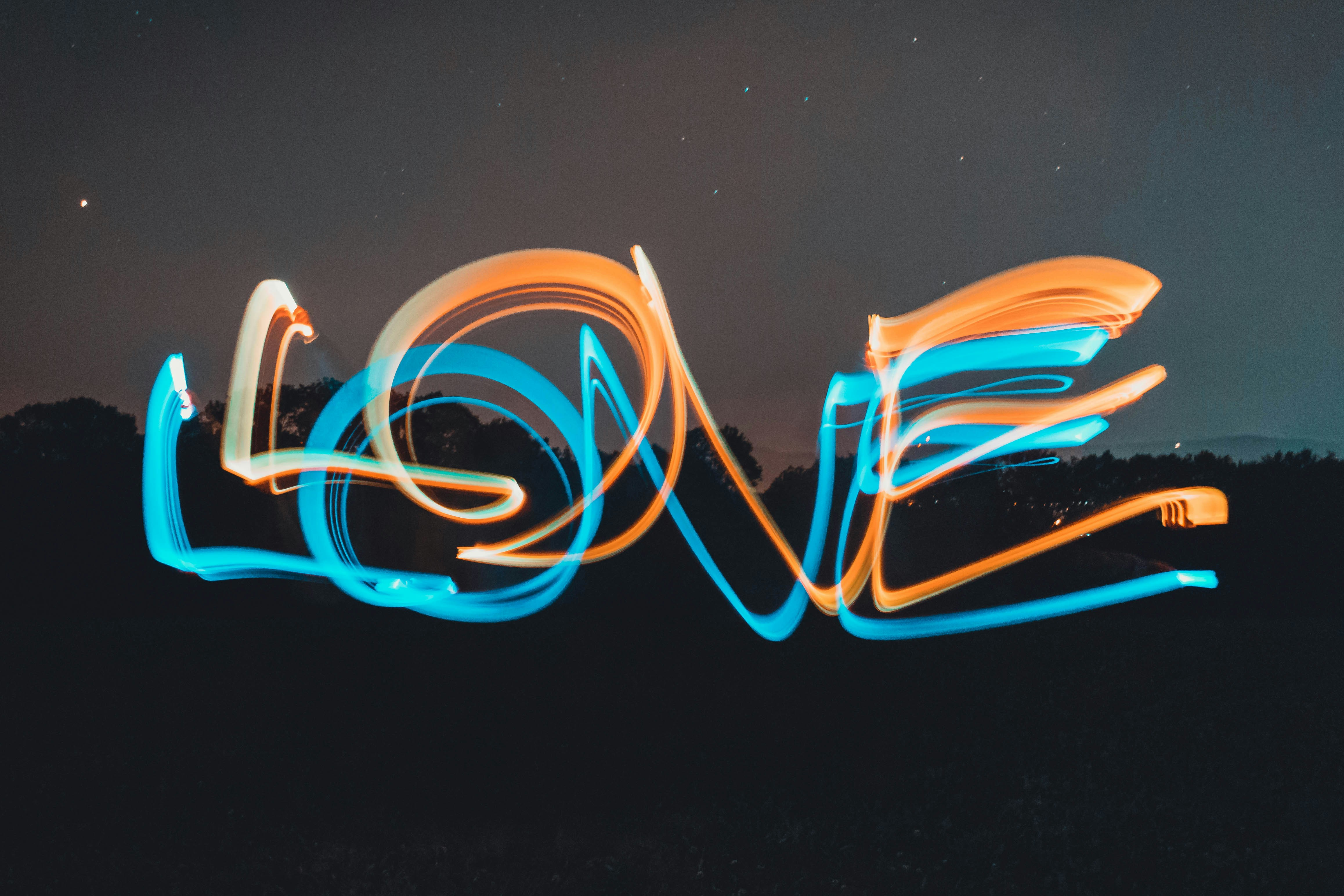 Love kirjoitettuna värikkäin kirjaimin