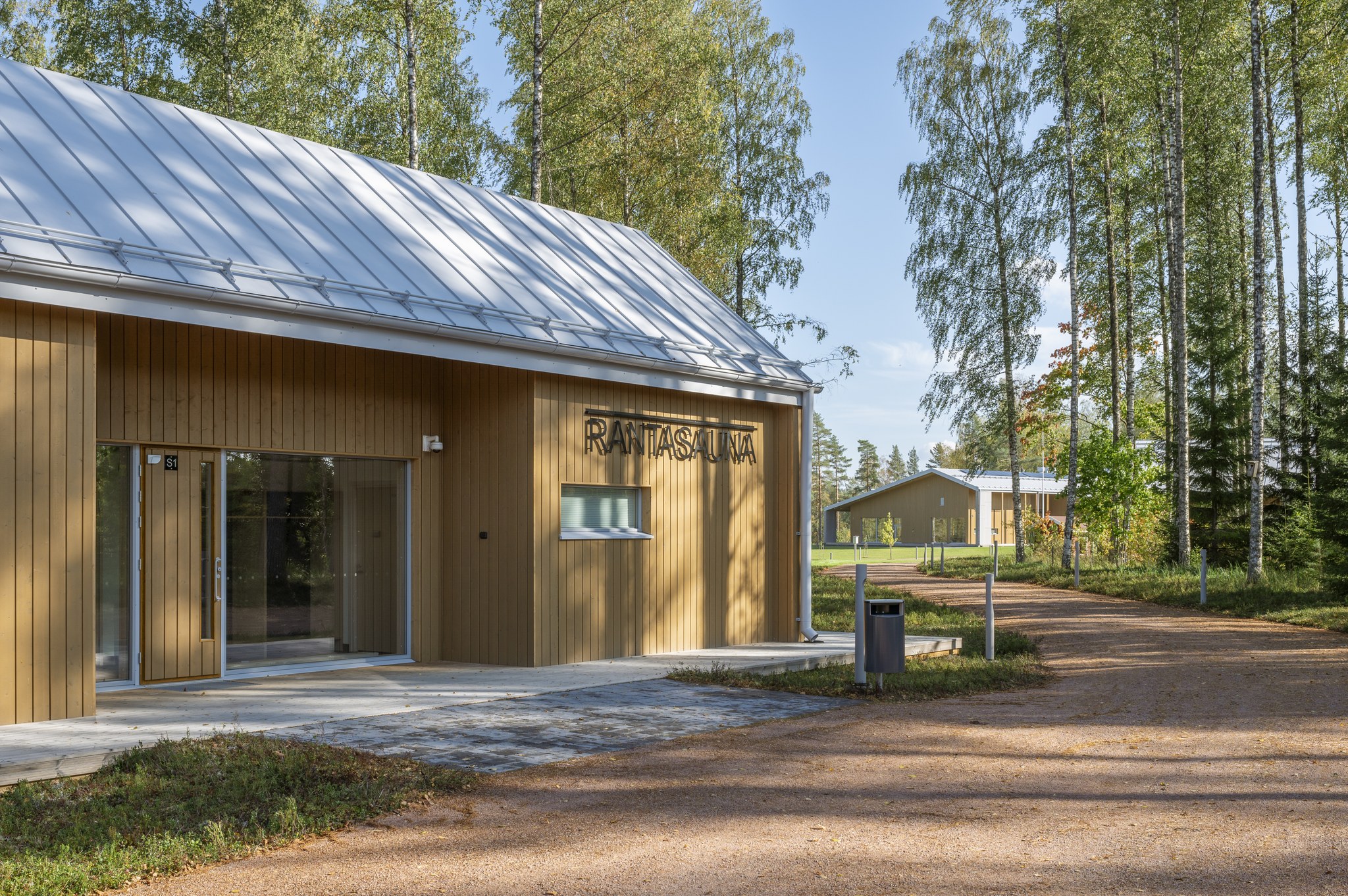 Rantasaunarakennus edestä taustalla metsää ja järveä