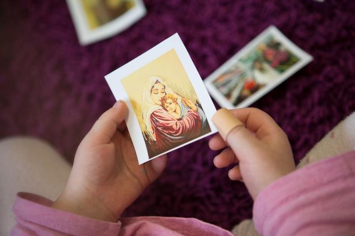 lapsi katsoo korttia jossa Maria halaa Jeesus lasta