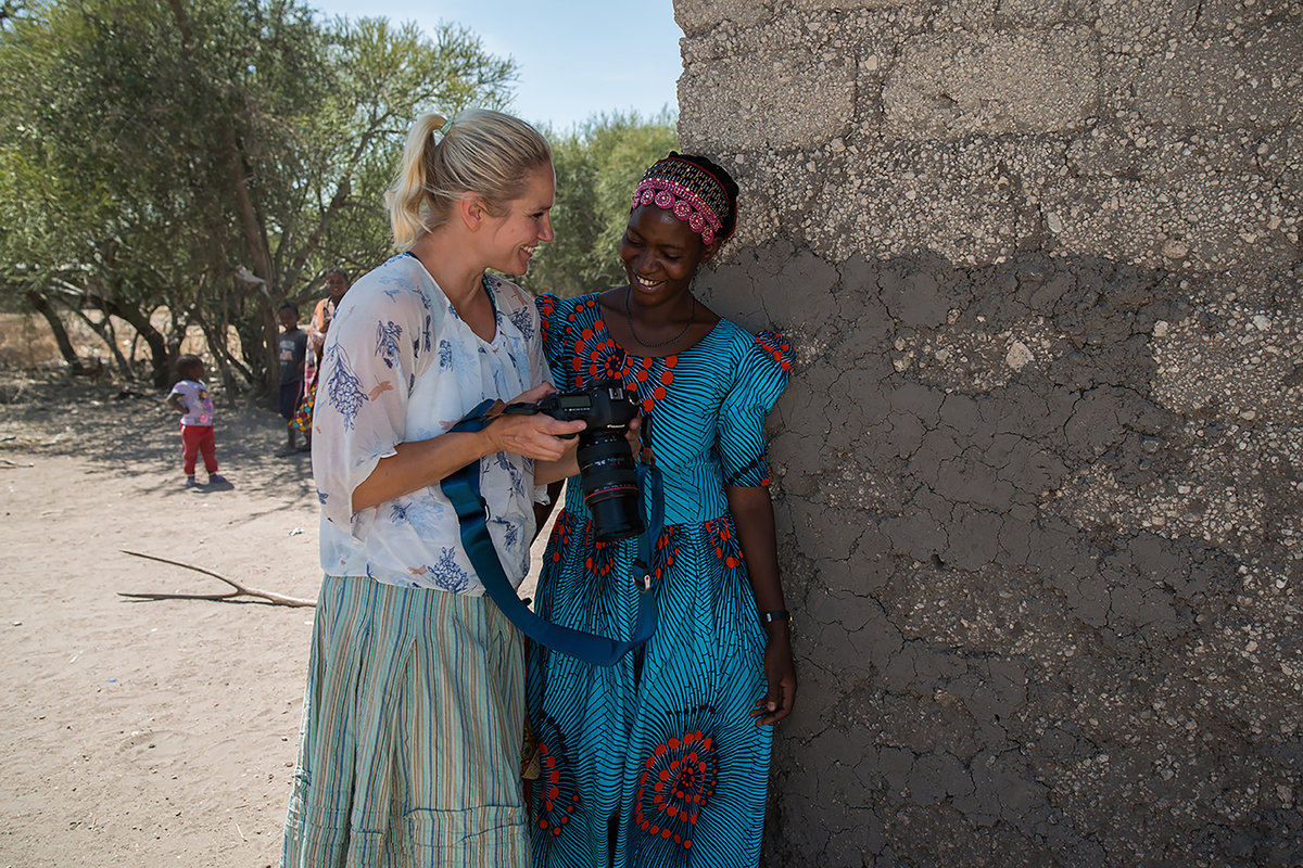 Laura Malmivaara tapasi Tansaniassa eri-ikäisiä naisia. Susana Ezekiel tuli mielellään kuvattavaksi (kuva Hannes Honkonen).