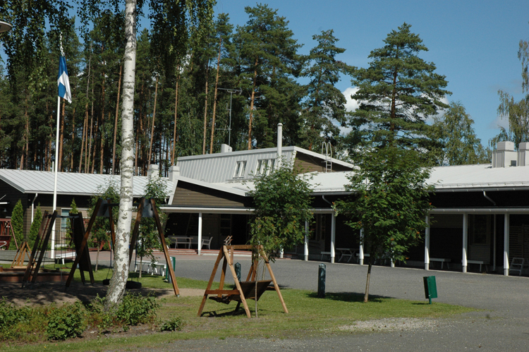 Koivuniemen leirikeskuksessa vietetään juhannusjuhlaa.