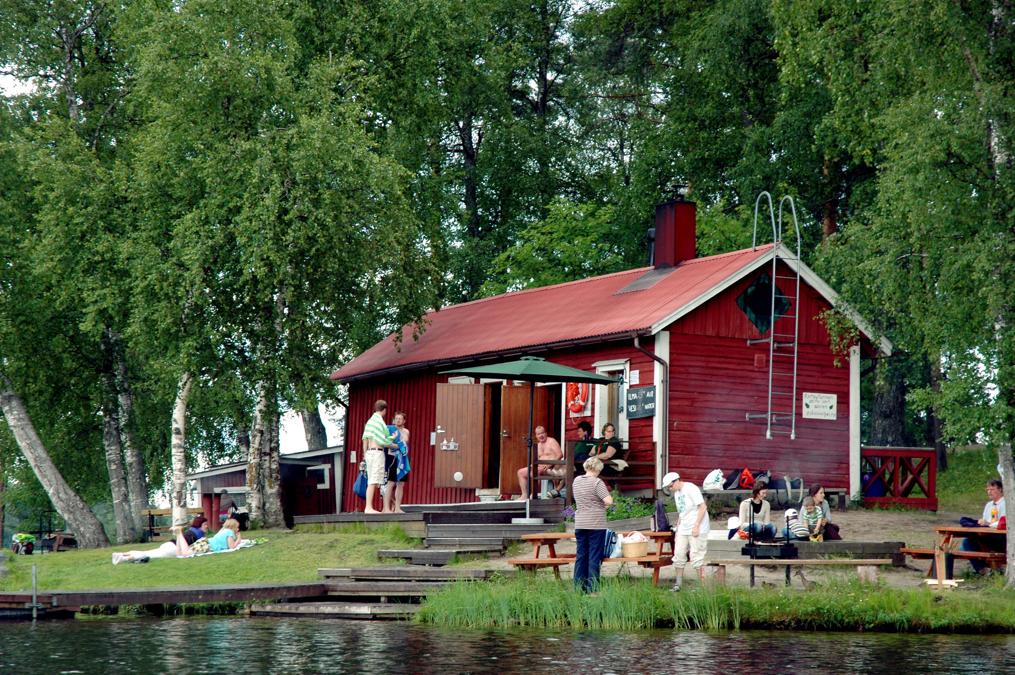 Lehtisaaren kesäkodilla Tuomiojärvellä pääsee taas uimaan ja saunomaan.