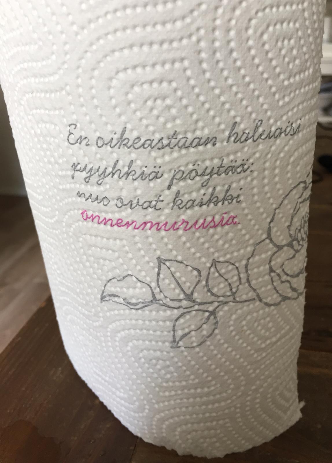 Yksinhuoltajaperheiden ilta Tytöt halaavat toisiaan.