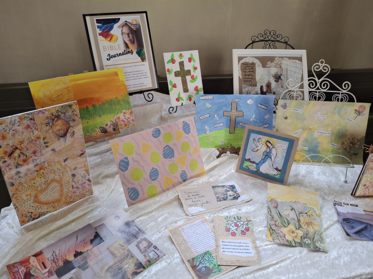 Bible Journaling töitä kirkon sivualttarilla