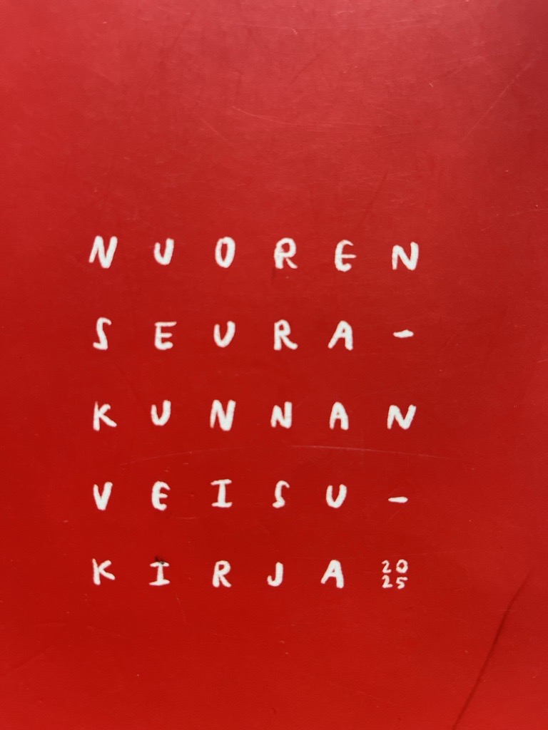 punainen nuoren seurakunnan veisukirjan kansi