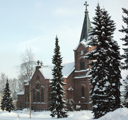 Kaupunginkirkko talvisessa kirkkopuistossa