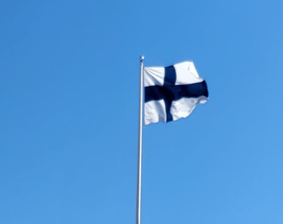 Koristekuva, Suomen lippu sinistä taivasta vasten