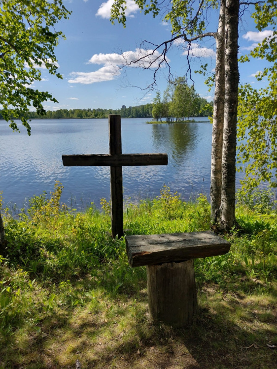 saarikirkon risti, taustalla järvi