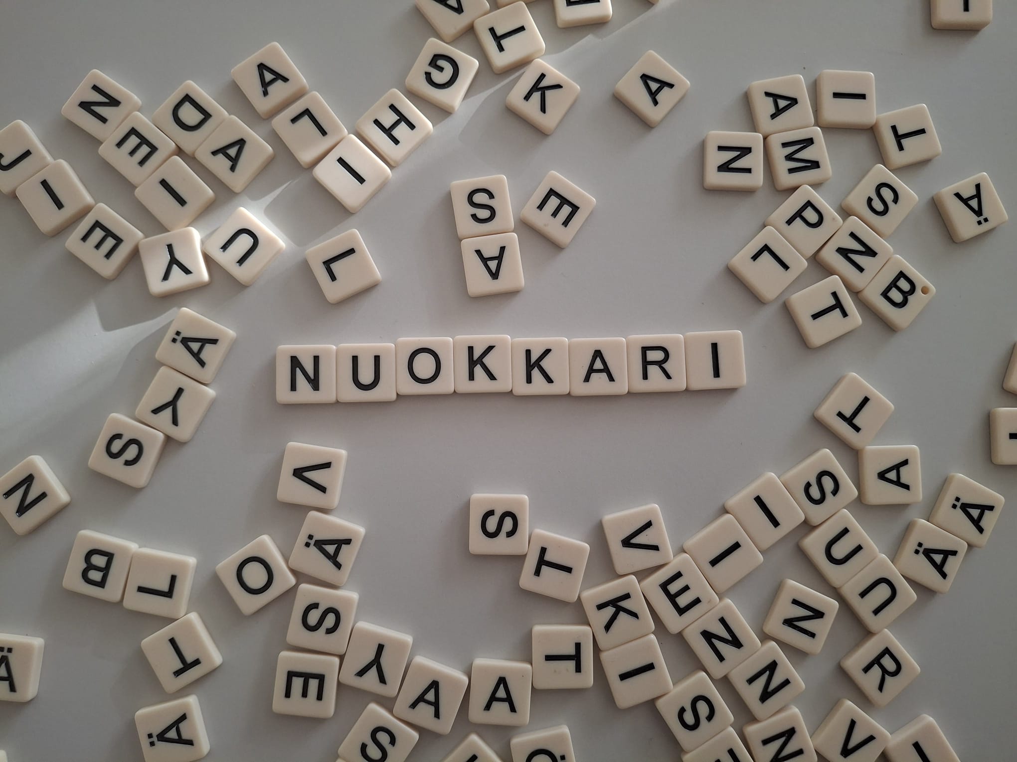 Pelikirjaimista muodostettu sana Nuokkari
