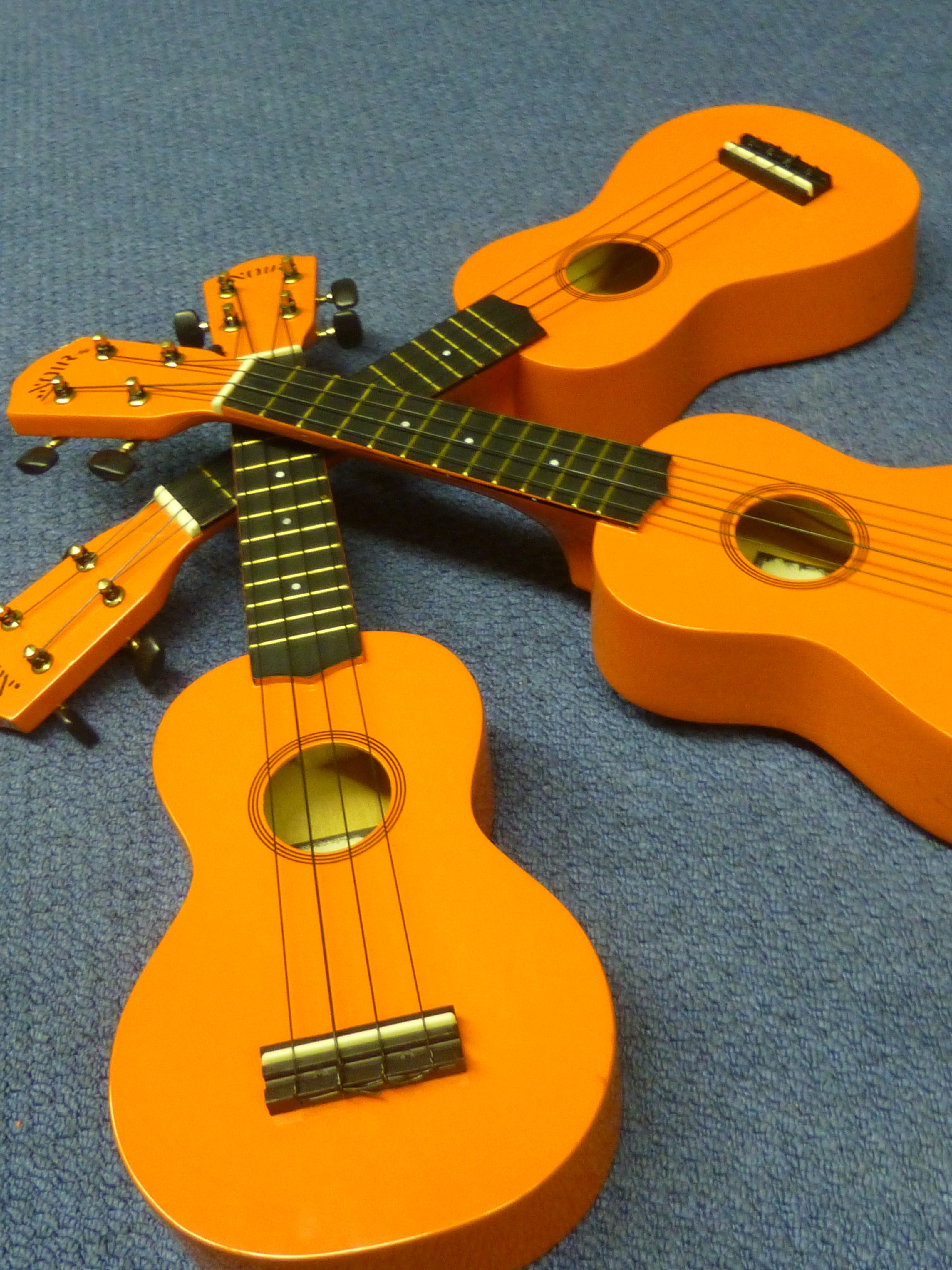 kolme ukulelea ristikkäin
