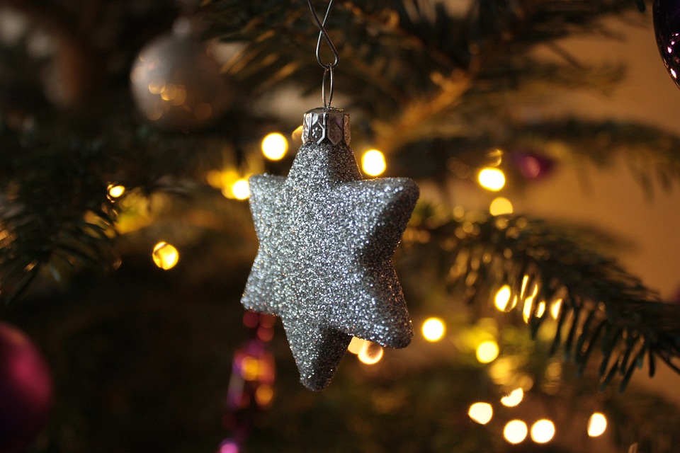 3. adventtisunnuntain sanajumalanpalvelus tähden muotoinen joulukuusenkoriste joulukuusen oksalla