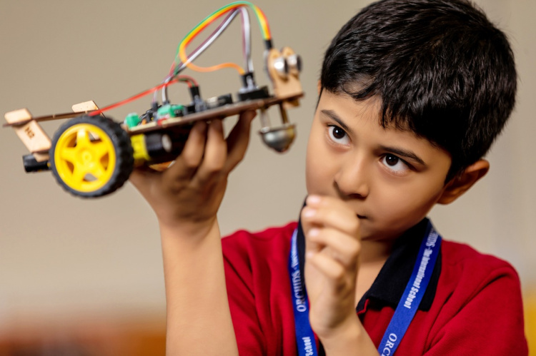 Poika leikkiauto kädessään