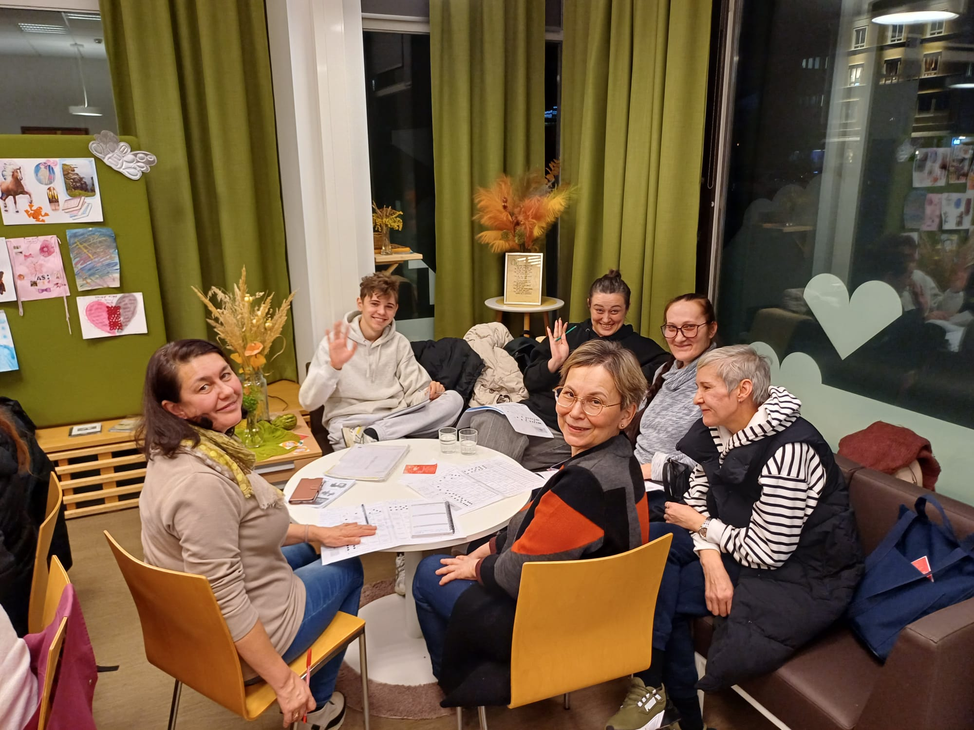 Kielikerhon ohjaaja ja oppilaita