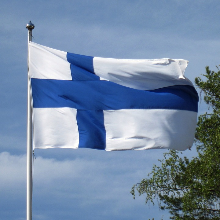 Itsenäisyyspäivän jumalanpalvelus suomen lippu liehuu lipputangossa