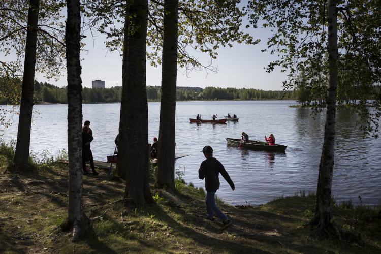 Nuorten aikuisten yöleiri Lehtisaaressa / Young adults night camp in Lehtisaari melojia ja leikkijöitä, kuvattu saaresta järvelle päin