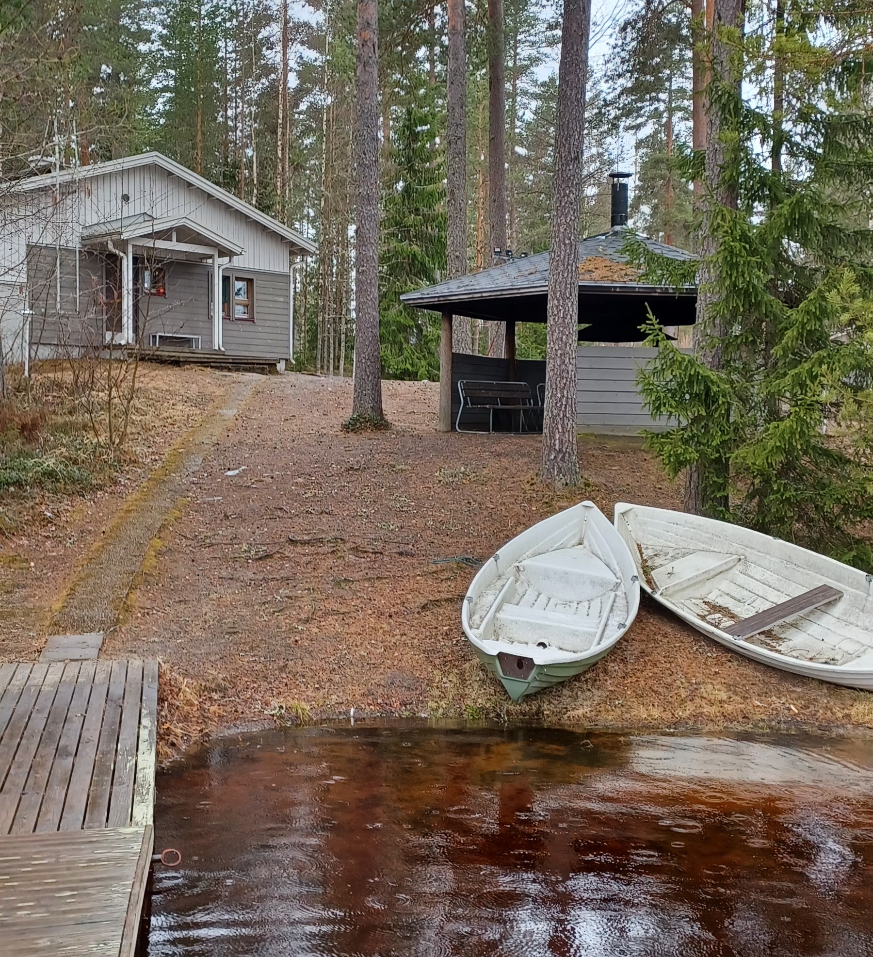 päärakennus laiturilta katsoen