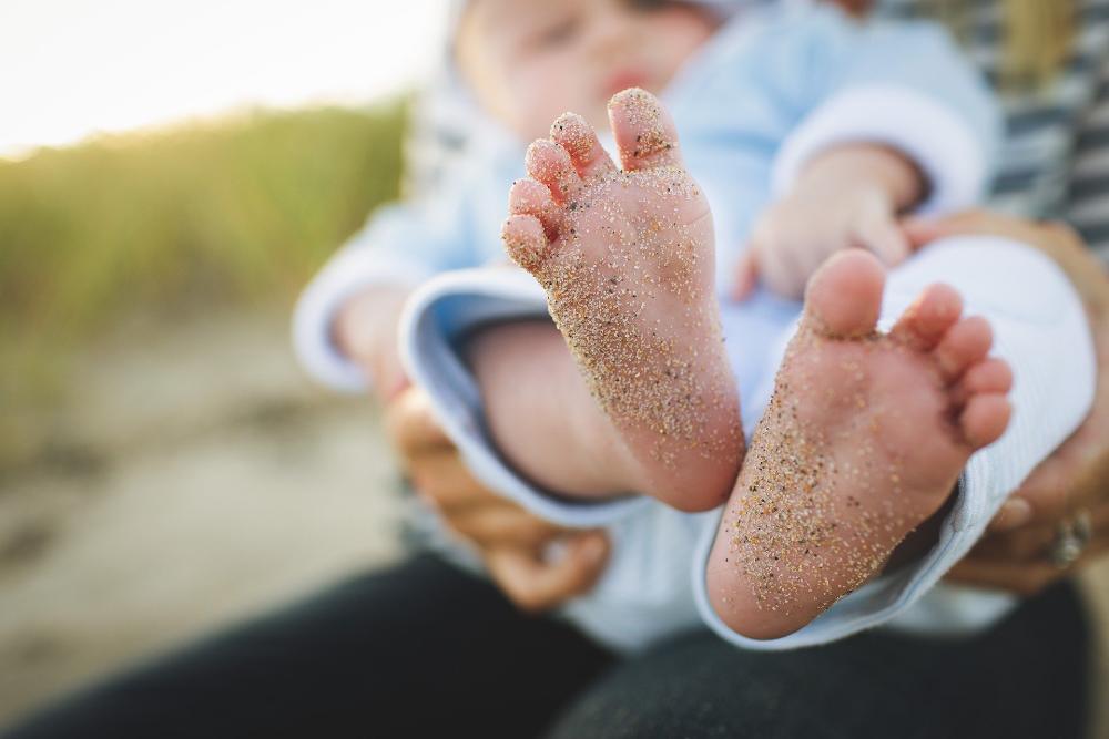 vauvalla on hiekkaa jaloissa