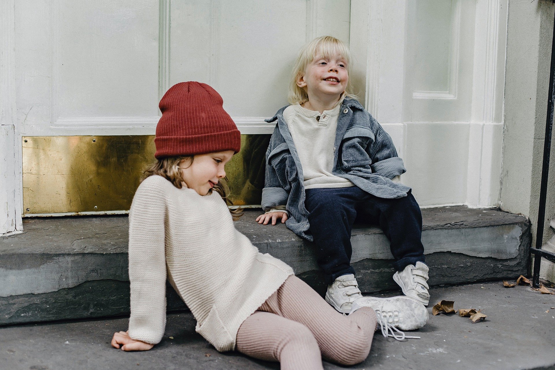 Kaksi lasta istuu rappusilla.