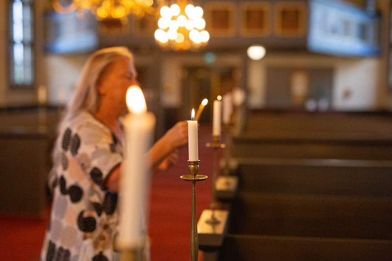 Tuula Liukko sytyttää kynttilän Korpilahden kirkossa