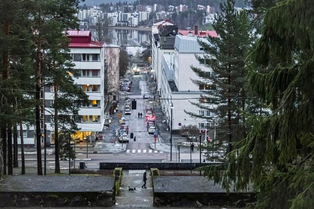 näkymä Harjun portailta alas kaupungin kaduille ja kerrostaloihin