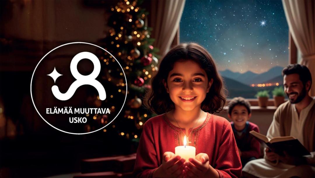 elämää muuttava usko -logo, lapsi hymyilee ja pitää kynttilää kädessään, taustalla joulukuusi